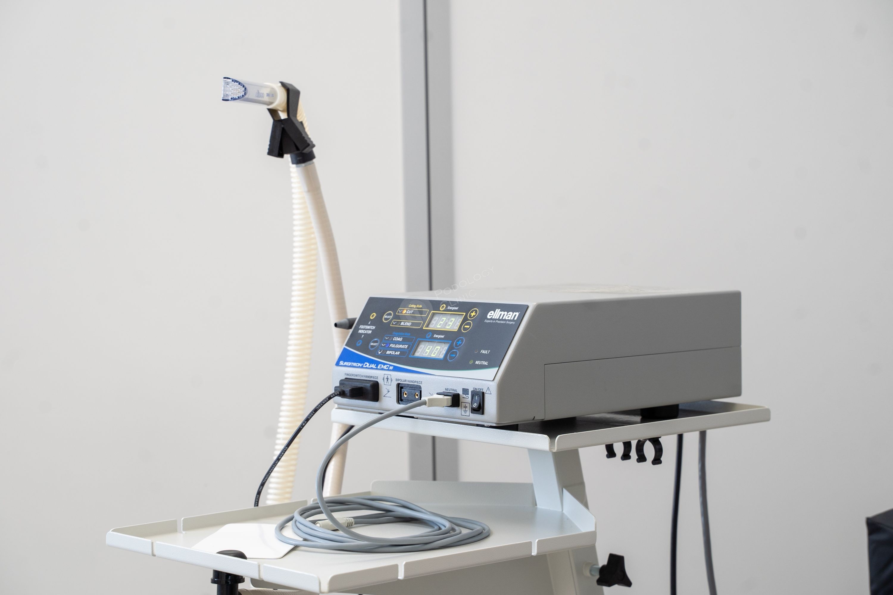 «Сургитрон» – оригинальный портативный медицинский аппарат для радиоволновой хирургии, выпускаемый компанией Ellman (США). Его называют также радионожом, ведь это современная и высокоэффективная альтернатива классического скальпеля. Основное предназначени